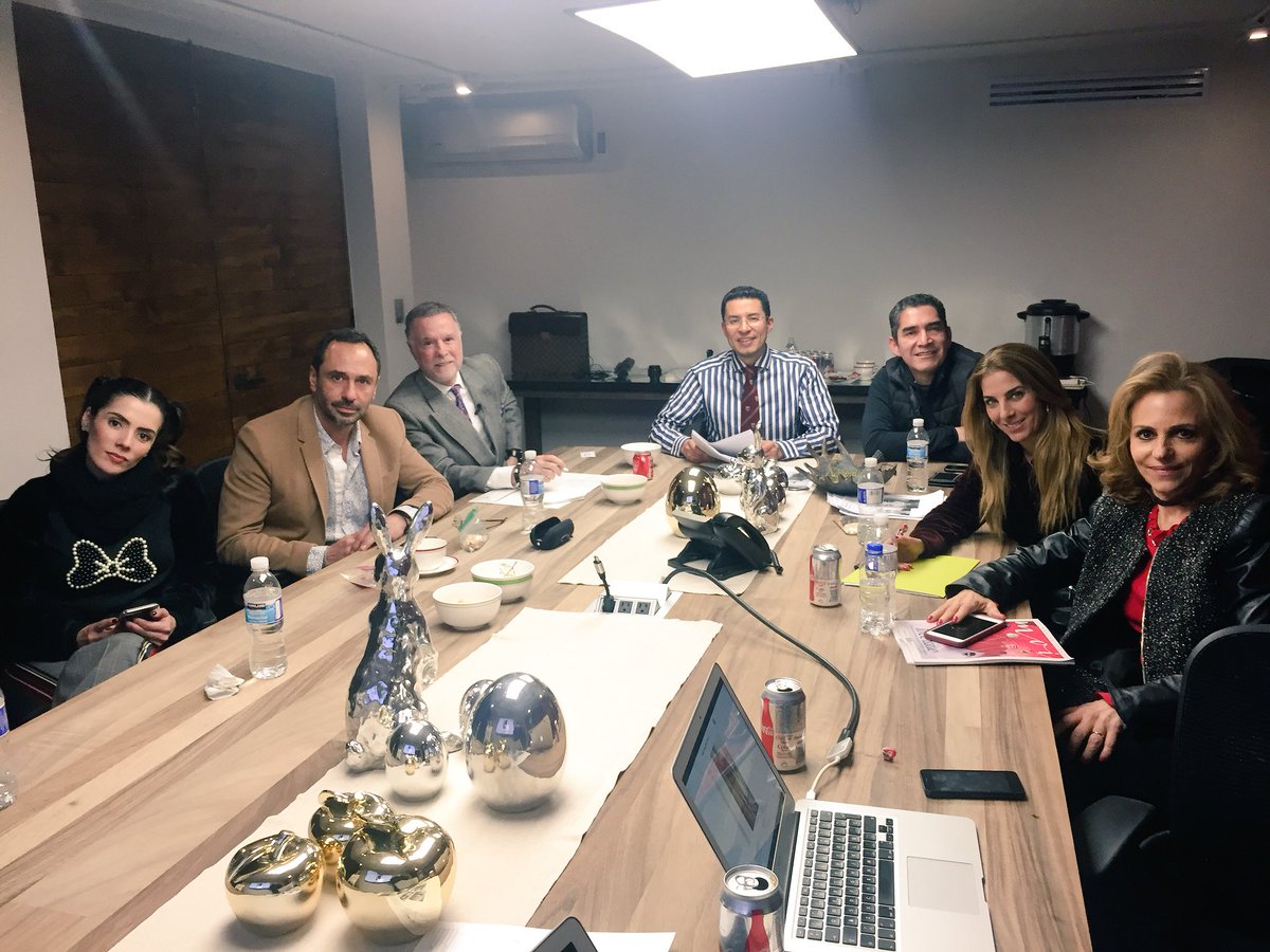 marthadebayle's tweet photo. El #DreamTeam ya está seleccionado a los finalistas del #ExtremeMakeover 2018. Si se inscribieron, estén pendientes, porque pronto les vamos a decir quiénes son los dos cuentahabientes que van a cambiar su vida. 👊🏻 https://t.co/eQ7oKY0JcT