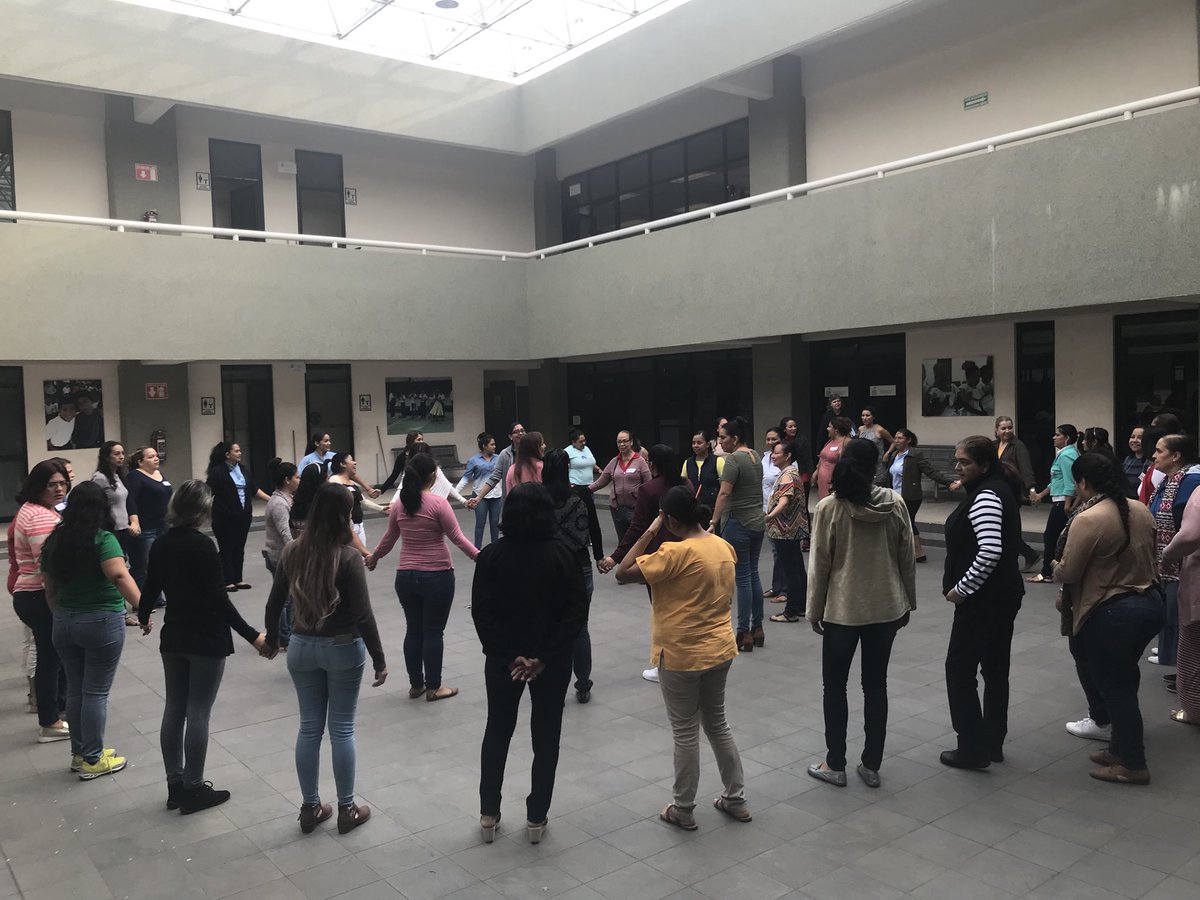 AnaochoaM's tweet photo. Aprender entre pares es una de las premisas pedagógicas más importantes en nuestra educación, gracias por compartir y permitirnos aprender de ustedes #ATPSector08E #CursoTallerPlaneaciónDidáctica https://t.co/BbqDNPfP8z