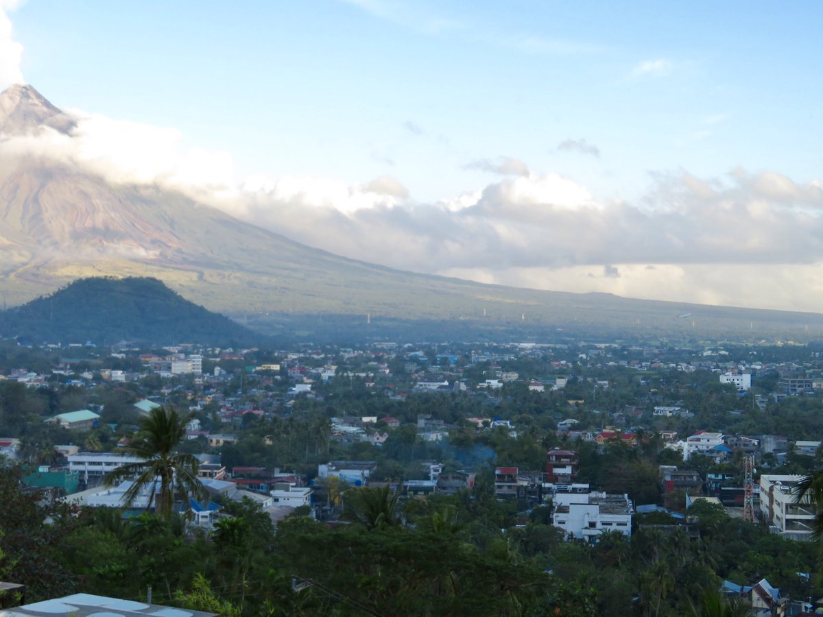 raffytima's tweet photo. A commercial airliner takes off from Legazpi in Albay as Mayon volcano continues with its cyclical activity, occasionally spewing ash and continuously effusing lava. #MayonEruption https://t.co/r2KjvHvo3k