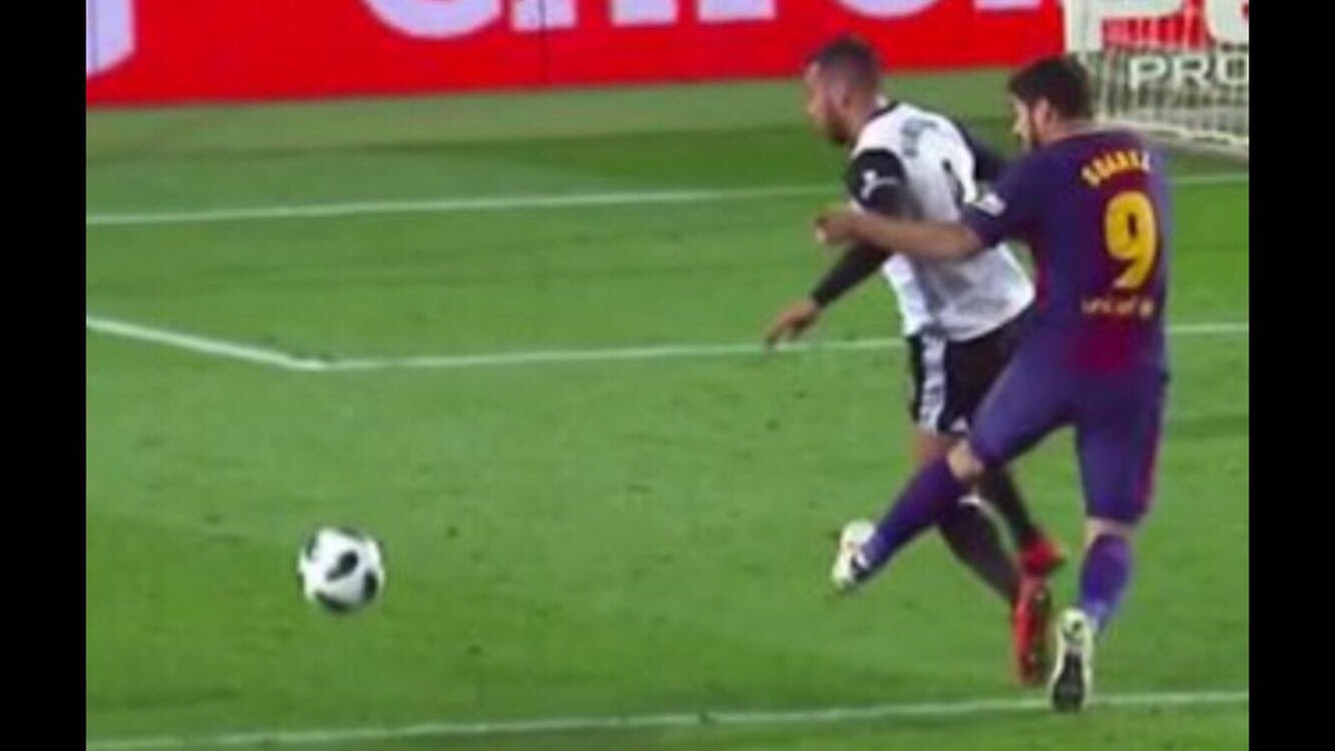 apavcf's tweet photo. #BARvVAL | Y Luis Suárez, pues Suárez... en la #PremierLeague se comía expulsiones de varios partidos, en la #Liga ni amarillas... https://t.co/dyVn6kASlG