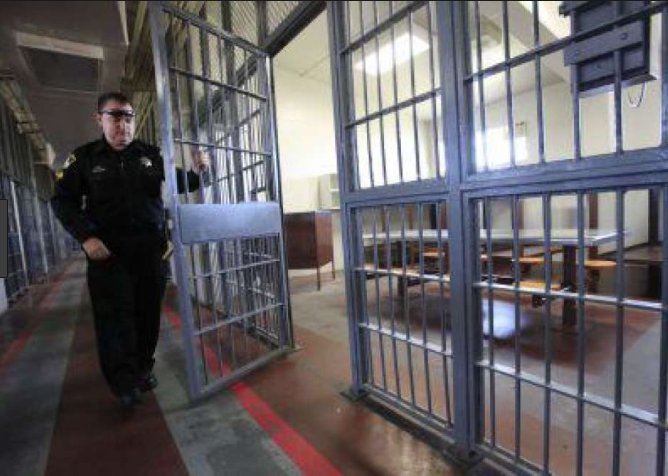 benny55au's tweet image. #fliinggate #filegate #lockedcabinet

Here is the real File Gate LOL