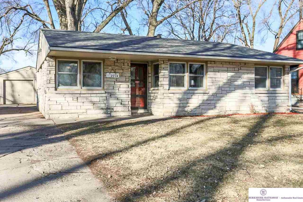 Just Listed in #Bellevue #NE. 2714 Crawford Street! Please retweet!  tour.circlepix.com/home/BGQ4VZ