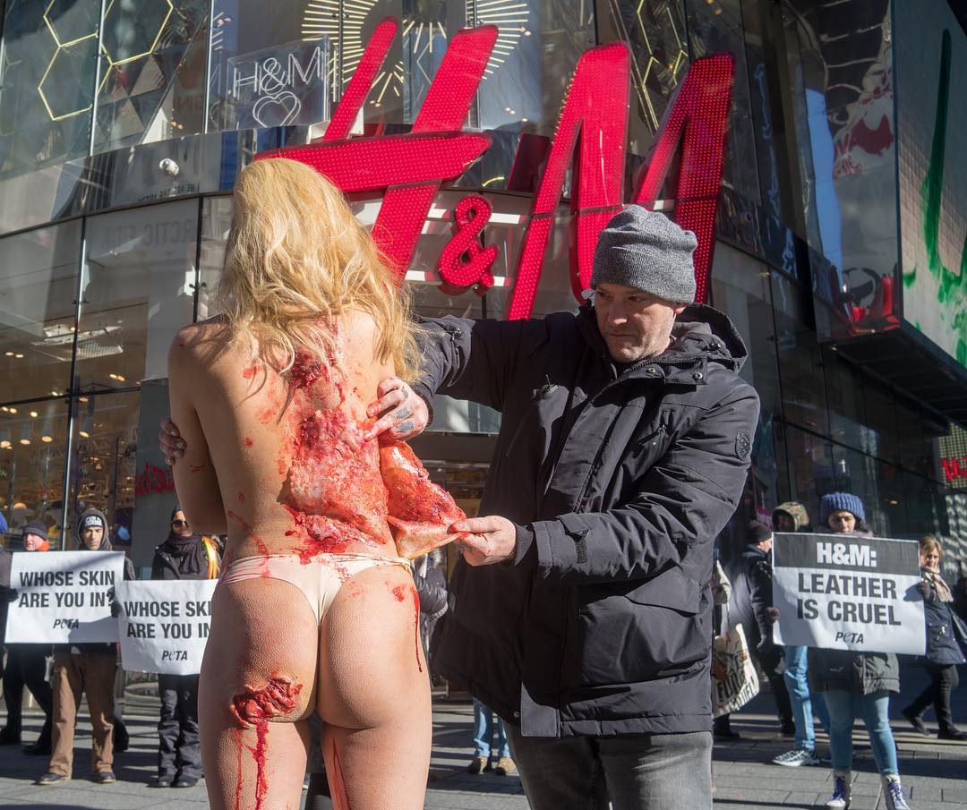 If it makes you wince watching someone PRETEND to rip a human’s skin off, think about what the animals go through for leather 😣 This activist braved the cold in #NYC to show @hm shoppers why the store needs to STOP selling leather. #ShopVegan
