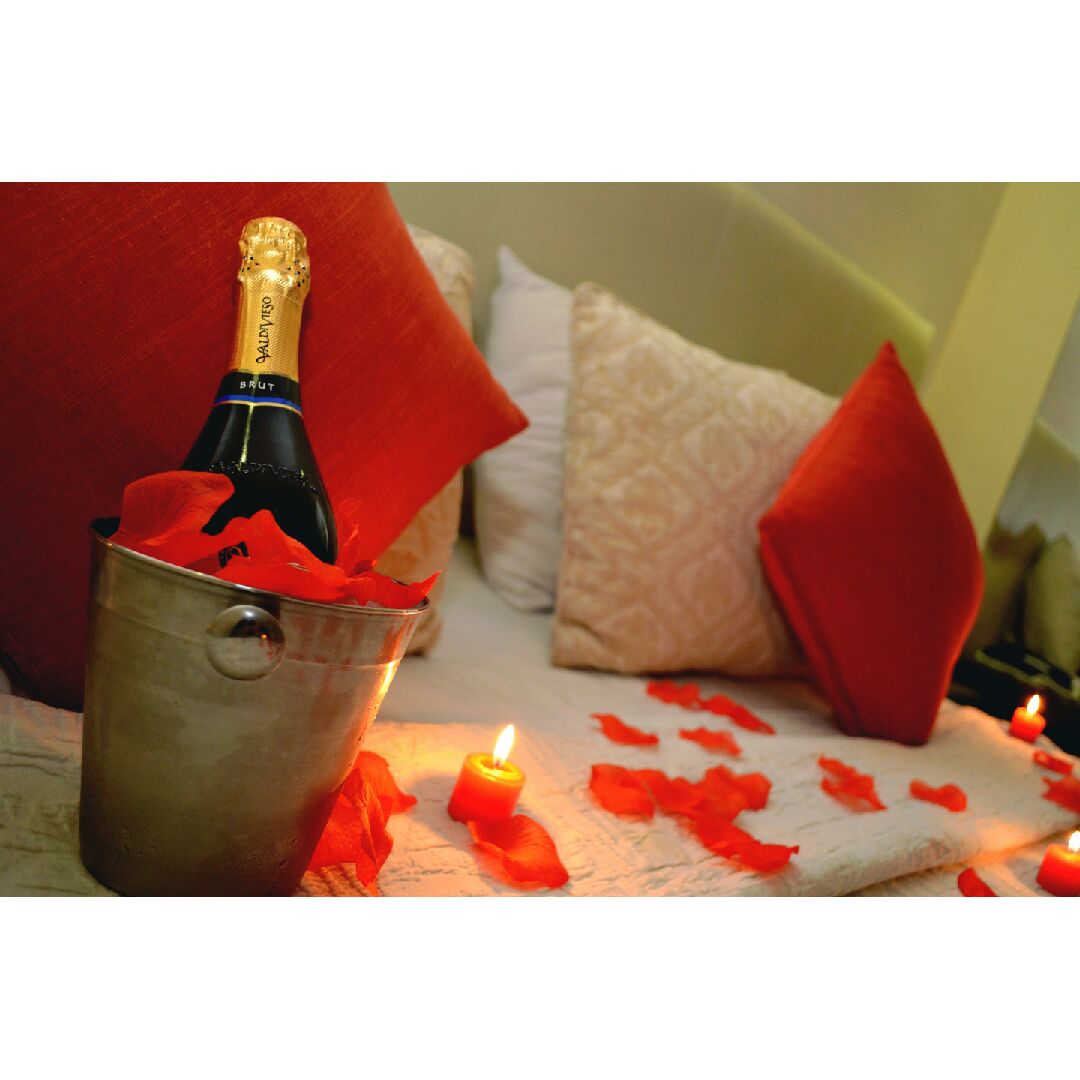 vertigo_hotel's tweet photo. Una champagne para encender la imaginación y la pasión que te da esa persona única en esas experiencias inolvidables en nuestros ambientes cautivantes. Ven y disfruta de nuestras sorpresas para este mes mágico.
#chile #hoteles #baquedano #santiago #swingers #hot #love #amistad https://t.co/873rW76ZME