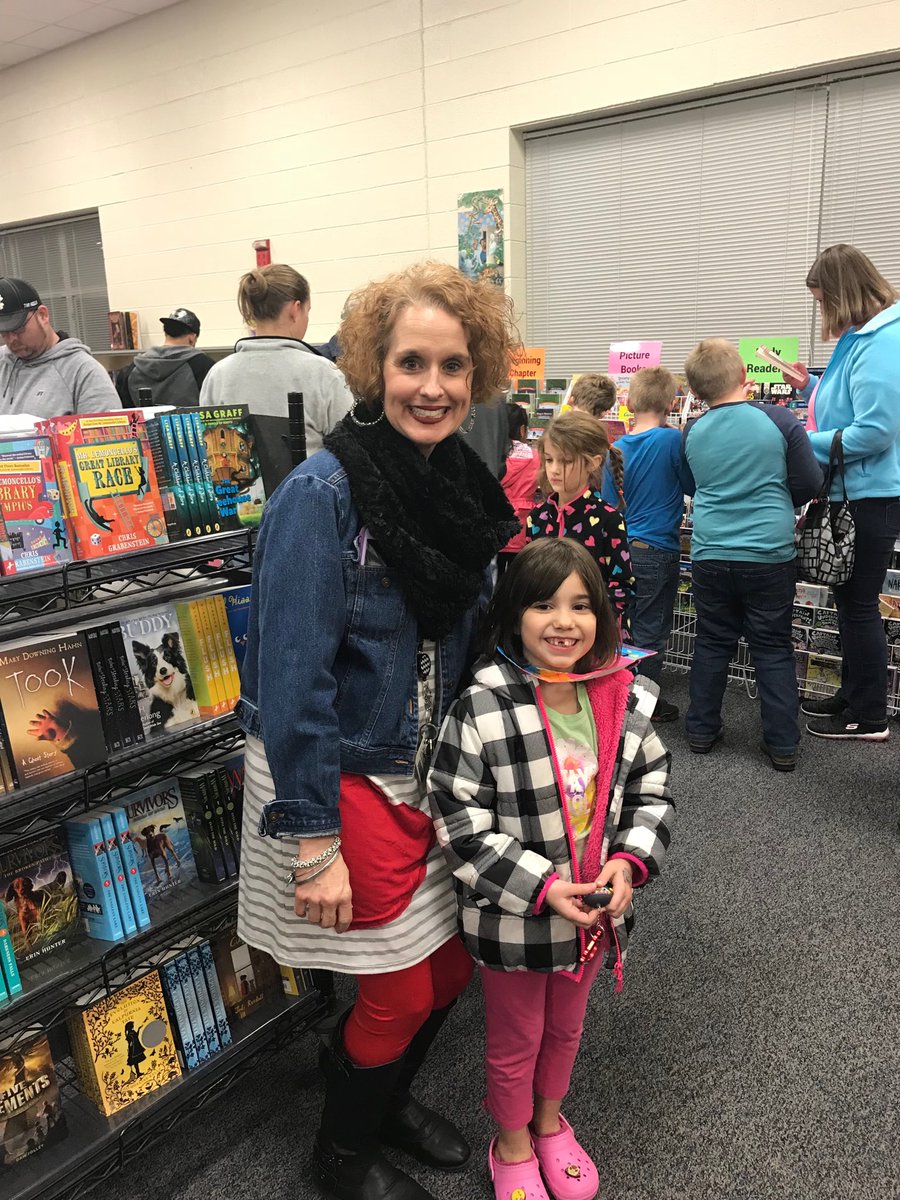 FourOaksES's tweet photo. Book Fair open until 7:30pm at Four Oaks Elementary! #cardinaltweets https://t.co/wFkLj0KVDL