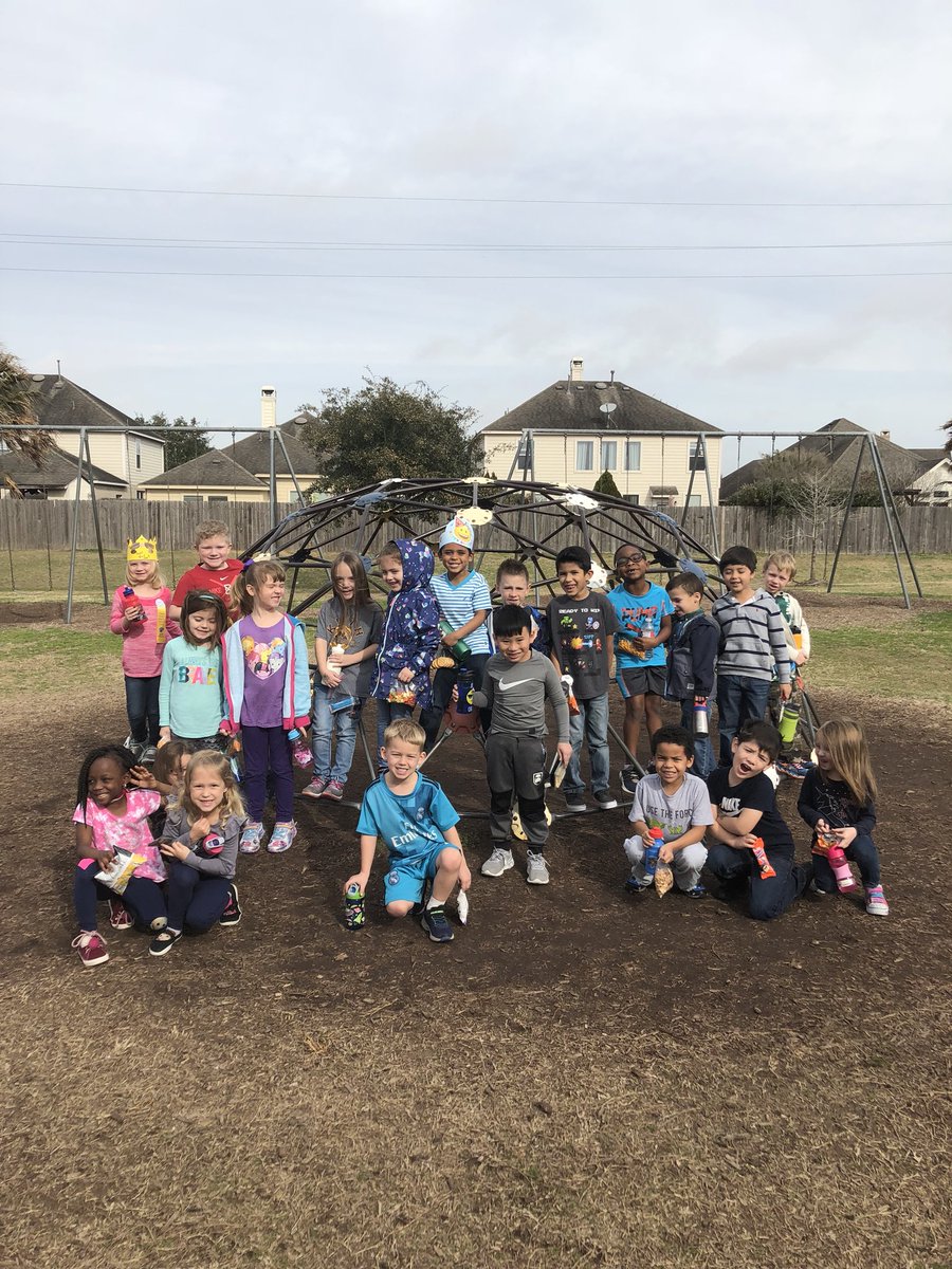 KeithKLilley's tweet photo. We had snack outside today because we filled our classroom coin container! #GenerosityRocks @CFISDKeithK @CFISDKeithK #BeKeith https://t.co/dKUv4Xgcno