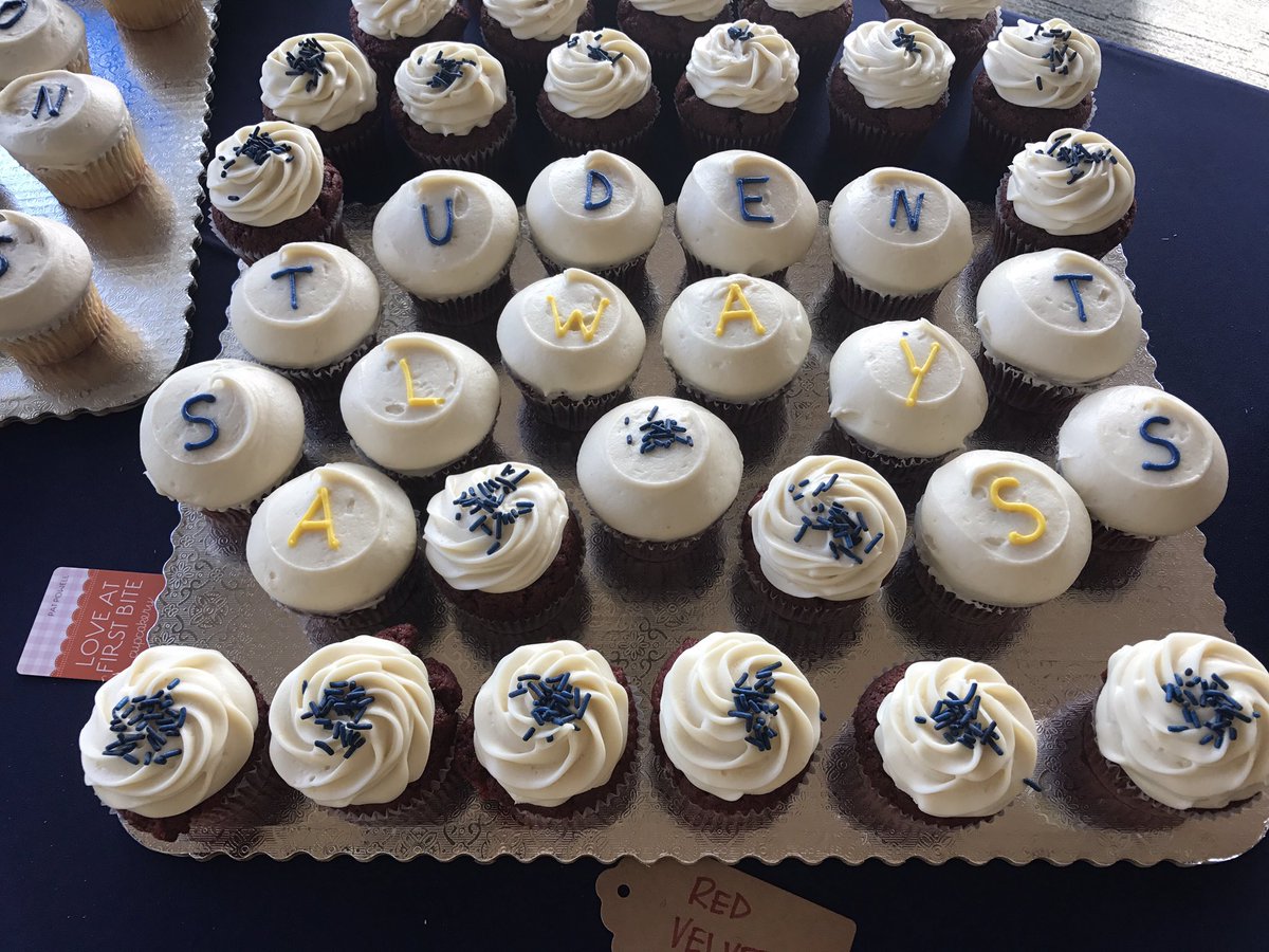 BerkeleyExecEd's tweet photo. Even our cupcakes embody the #definingprinciples 🎂 @BerkeleyHaas #haassome #HaasCulture #culturechampions https://t.co/0Ztkcu3B3n