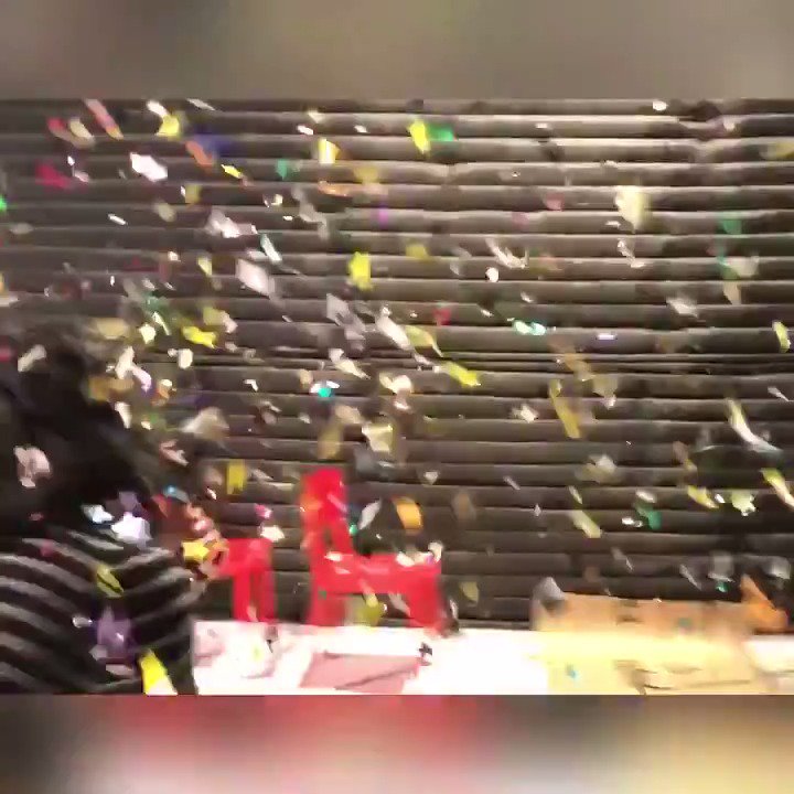 DIY Hacks (@WeirdLifeHacks) on Twitter photo 17/01/2019 01:00:16 Surprise your friends with this awesome confetti explosion box π Surprise your friends with this awesome confetti explosion box π