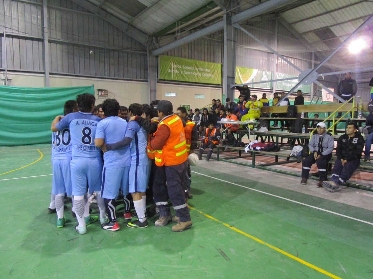 Antamina_Peru's tweet photo. ¡Goles a #4300msnm! El pasado sábado fue la gran final del campeonato de fulbito de la #GuardiaB de #Operaciones. Con gran entusiasmo, unidad, alegría y compañerismo se llevó a cabo la final del campeonato. ¡Felicitaciones a todos los participantes! #FamiliaAntamina https://t.co/58doZhfUnY