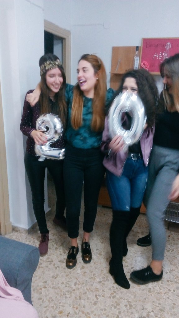 evasc_'s tweet photo. El amor universitario en una foto. https://t.co/PfNxf72fgz