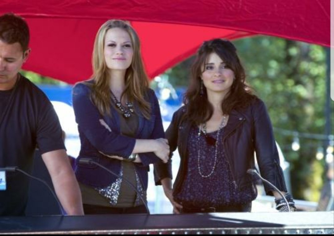 anghbru37's tweet photo. #tbt To the time when #OneTreeHill crossed over to #LifeUnexpected 👏👐 Such an Amazing episode 🎤🎶🎸So Fun having the shows combined😀🎉🎊Awesome talent @katevoegele @BethanyJoyLenz @ShiriAppleby #Cate #Nate #Haley #Nathan #Mia #OTH #LU #CW #Oct2010 💖💝
https://t.co/3bl6TxRH00 https://t.co/Hzp7TtVRqn