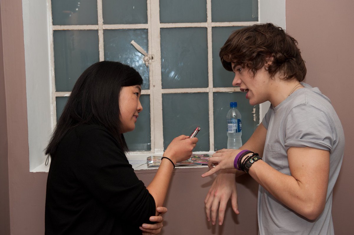 RachelChang's tweet image. Sign of Old Times! #Throwback to interviewing @Harry_Styles backstage in London in 2012. #WhyAmIHoldingMyOwnHandUp #OldDirection #HappyBirthdayHarry #Happy24thHarry #TBT