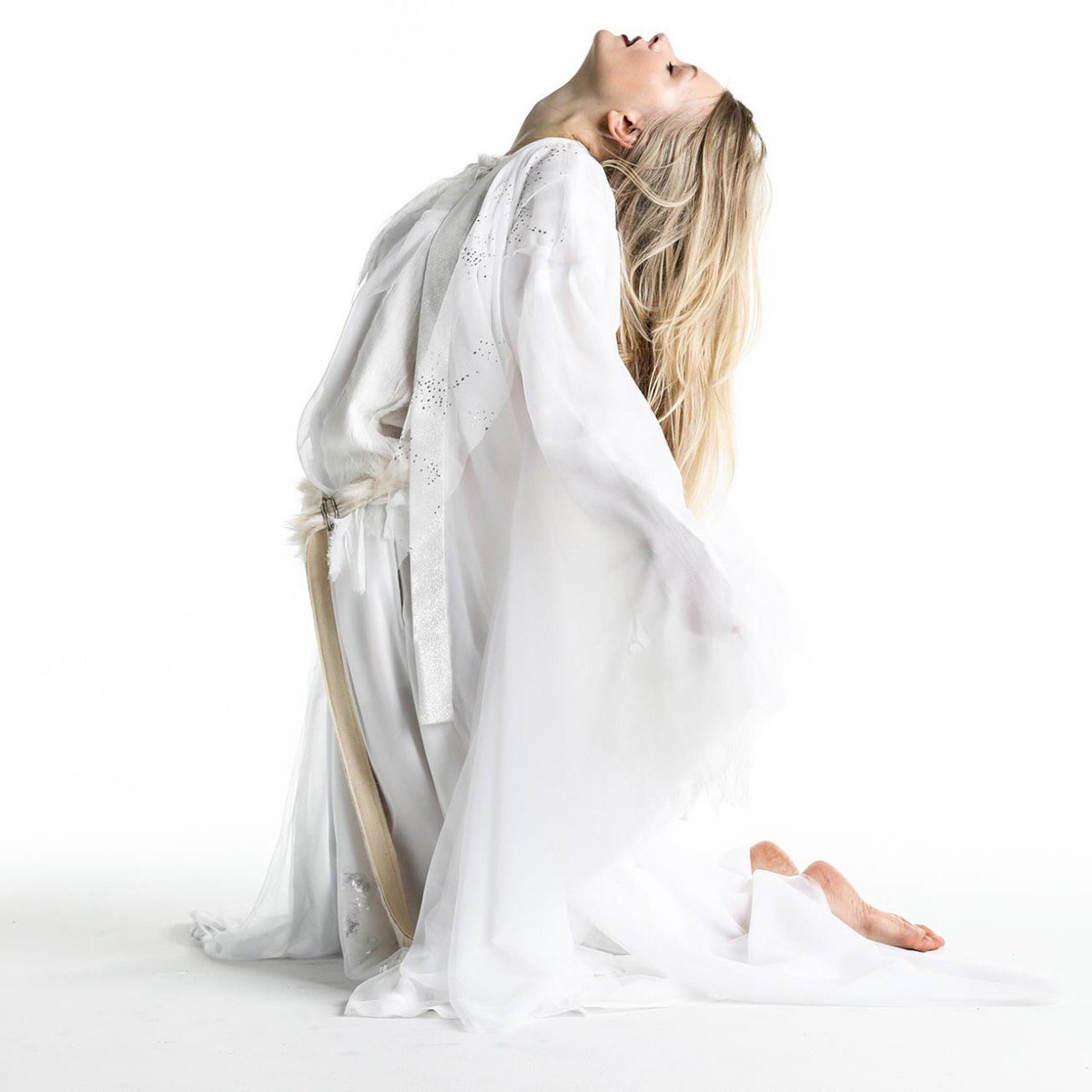 hnaoto_official's tweet photo. Snow Fairy KIMONO
DEEP JAPANのD.ponキモノコレクション「雪女」シリーズ登場。
日本の十二単の重ねからインスパイアされた純白の新感覚着物型コート。
https://t.co/7vAdAgnnU4
#hnaoto
#キモノ
#Dpon https://t.co/5lJnQq88TG