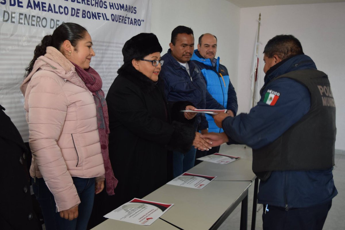 #FelizViernes #PorUntratoDigno, las y los policías de <a href="/AmealcoMpio/">Amealco Municipio</a> han sido capacitados en #DDHH. Dignificando la función policial #25AñosDefendiendoTusDerechos <a href="/CEDHSLP/">Derechos Humanos SLP</a> <a href="/cedhsonora/">CEDH Sonora</a> <a href="/CEDHChihuahua/">Comisión Estatal de los Derechos Humanos Chihuahua</a> <a href="/cedh/">CEDHZAC</a> <a href="/CEDHChiapas/">CEDH Chiapas</a> <a href="/cedh/">CEDHZAC</a>u  <a href="/CNDH/">CNDH en México</a> @cedh <a href="/CEDHJ/">CEDHJ</a> <a href="/CEDHSinaloa/">CEDH Sinaloa</a> <a href="/CEDHSLP/">Derechos Humanos SLP</a> <a href="/AngelSolisMx1/">Angel Solís</a>