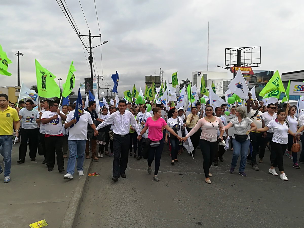 maryverdugac's tweet photo. @Lenin #SantoDomingo de los Tsáchilas presente se dio cita a la fista democrática convocada en apoyo a la #ConsultaPopular2018, militantes y ciudadanos convencidos por este proceso se dieron cita esta tarde para el cierre de nuestra campaña, #VotaTodoSi #SiRotundo #SiPorEcuador https://t.co/vX9NMhKrBG