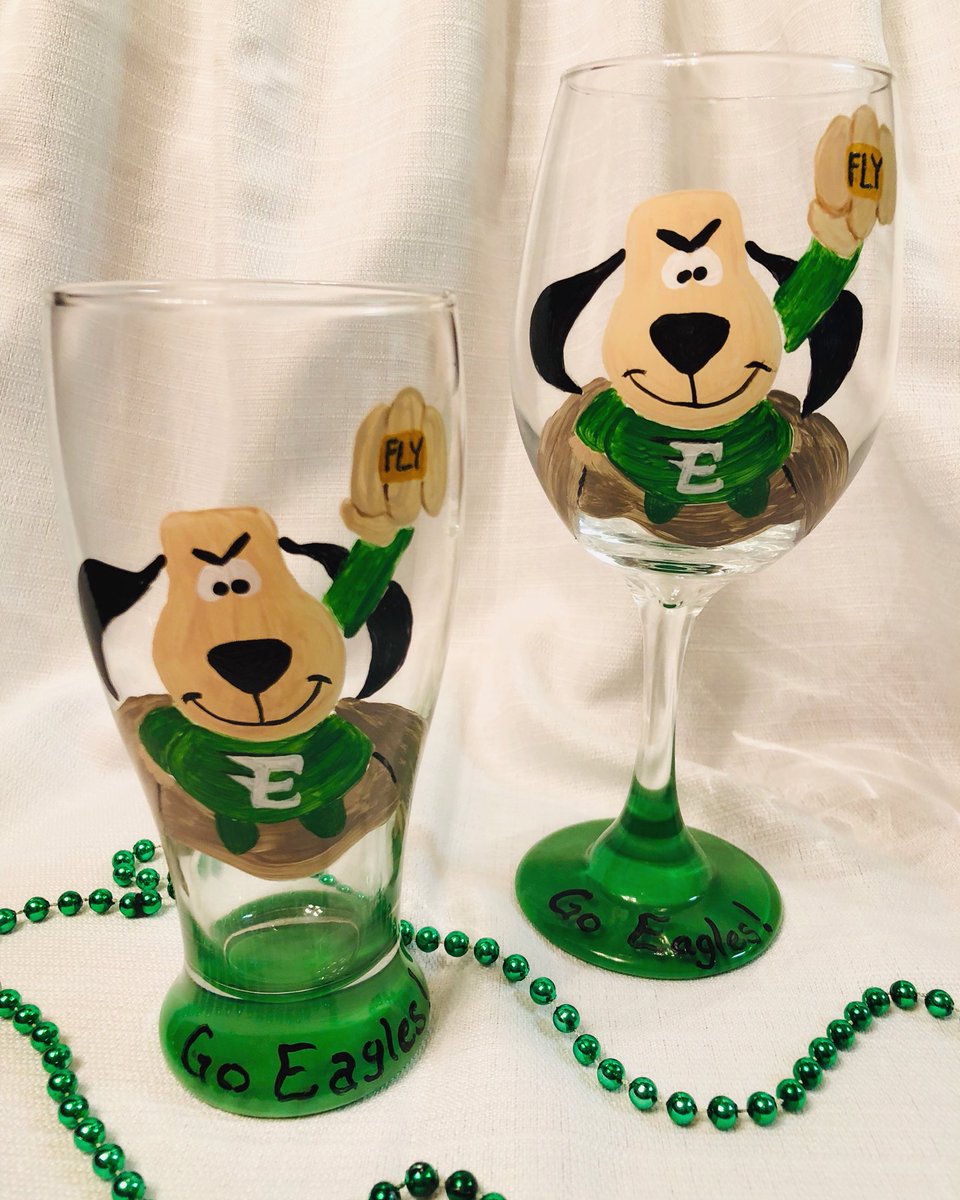 No mattter what you’re drinking #SuperBowlSunday we hope you’re as ready as we are! ❤️🎨🏈🍷🍺🦅#underdogs #gobirds #flyeaglesfly #beerlover #winelover #eaglesglasses #pinotpaintparties #paintparties @eagles