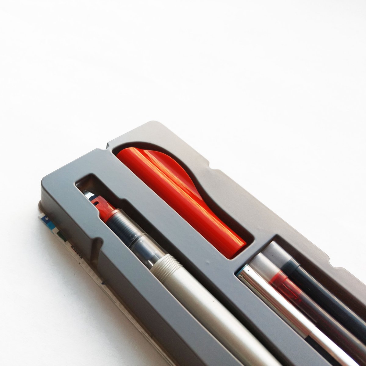 Tecnidisenomx's tweet image. ¿Ya conoces la #PilotParallel Pen? Es ideal para caligrafía y lettering. Viene en un kit completo, tiene una punta metálica resistente y duradera, incluye 2 cartuchos de tinta, kit de limpieza y manual con instrucciones y ejercicios para practicar. #tecnidiseño #pentel #Lettering