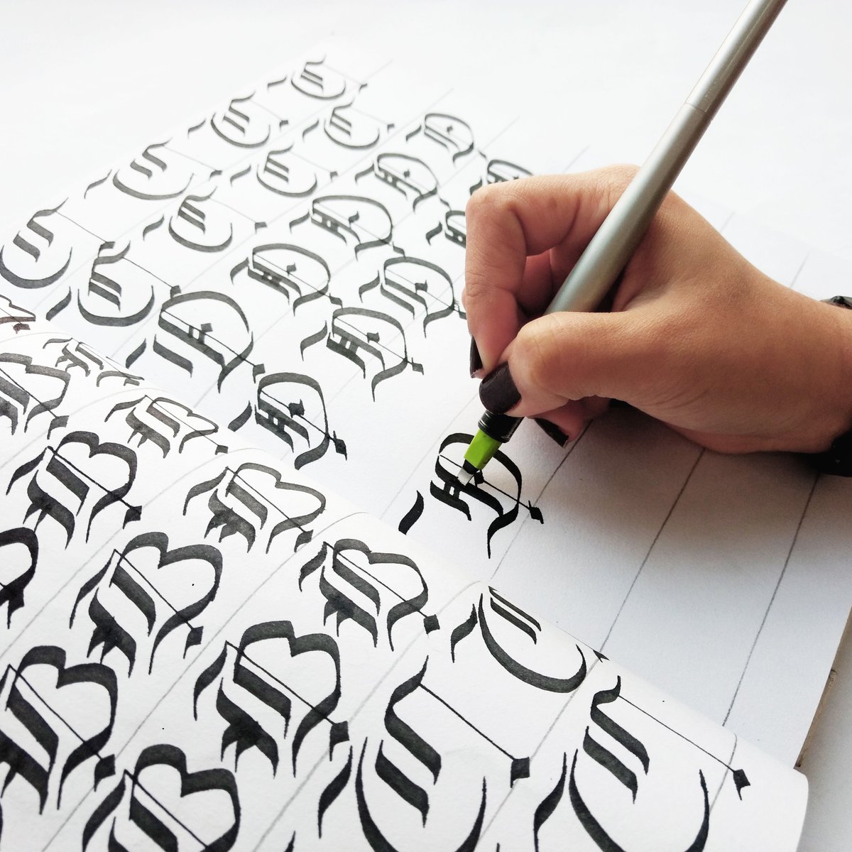 Tecnidisenomx's tweet image. ¿Ya conoces la #PilotParallel Pen? Es ideal para caligrafía y lettering. Viene en un kit completo, tiene una punta metálica resistente y duradera, incluye 2 cartuchos de tinta, kit de limpieza y manual con instrucciones y ejercicios para practicar. #tecnidiseño #pentel #Lettering