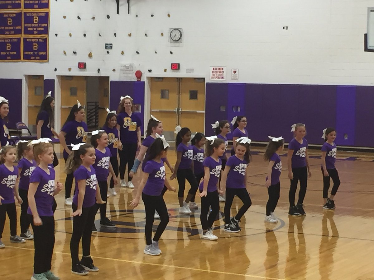 KTrentowski's tweet photo. PAL Spitit Squad &amp; our varsity cheer team brought the house down at halftime!  Great to see teams of all levels working together @VacchioValerie @SharonLasherOB @MsGonzalezOBHS @LauraSSeinfeld @NYSPHSAA @VERNON_PE @obphyed @OBENSchools https://t.co/vueiff3jzq