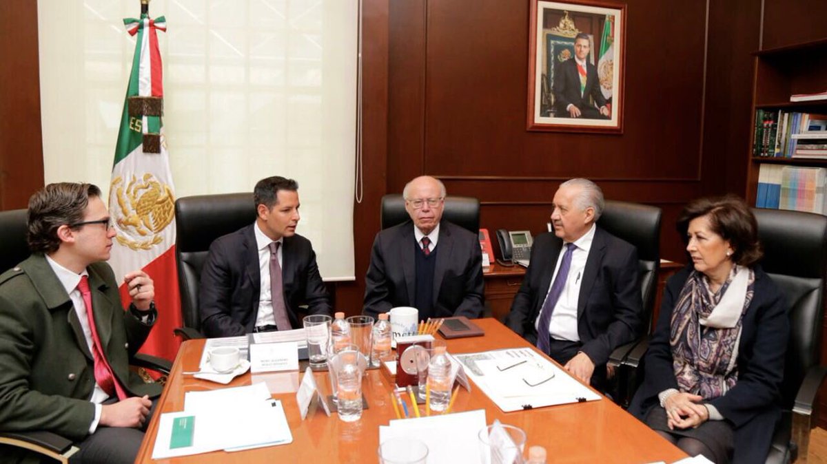 Junto con el Dr. <a href="/JoseNarroR/">José Narro Robles</a>, titular de la <a href="/SSalud_mx/">SALUD México</a>, revisamos la agenda en materia de servicios de Salud en el Estado, con el objetivo de mejorarla en equipo con los trabajadores. #OaxacaModerno