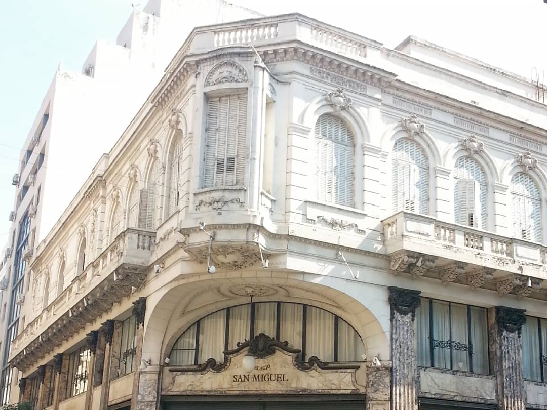 Palacio San Miguel (Calle Suipacha 84) #palacio #sanmiguel #architecture #arquitectura #argentina #caba #buenosaires #vilavide #beautiful #palace #turusmo #tourism #viajes #trip #дворец #архитектура #аргентина #буэносайрес #путешествие #travel