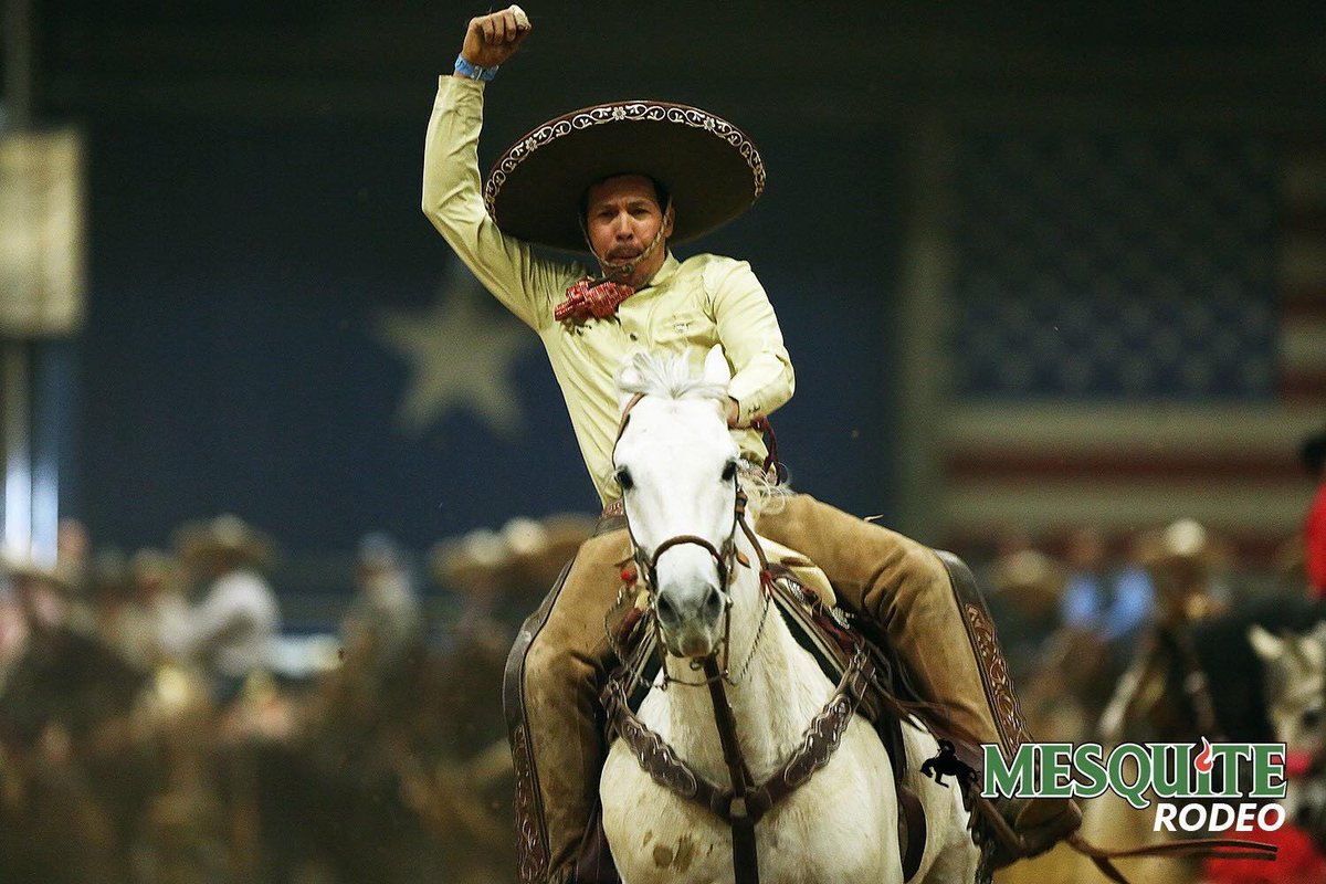 rodeomesquite's tweet photo. retweet si te sientes orgullosamente mexicano 🇲🇽🔥👌🏼 #charros #coleadero #rodeomesquite #mesquitetexas https://t.co/LwxJWmNTi9