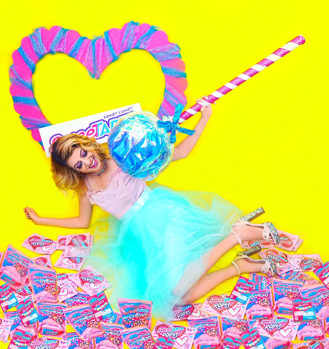 Starting off February STRONG with @SweeTARTSCandy in my new #ValentinesDay series inspired by their sweet treats! Click here to see the full shoot! https://t.co/h2KzAG5N9V #SweeTARTS #candylaine #ad https://t.co/z5cerSzjIB