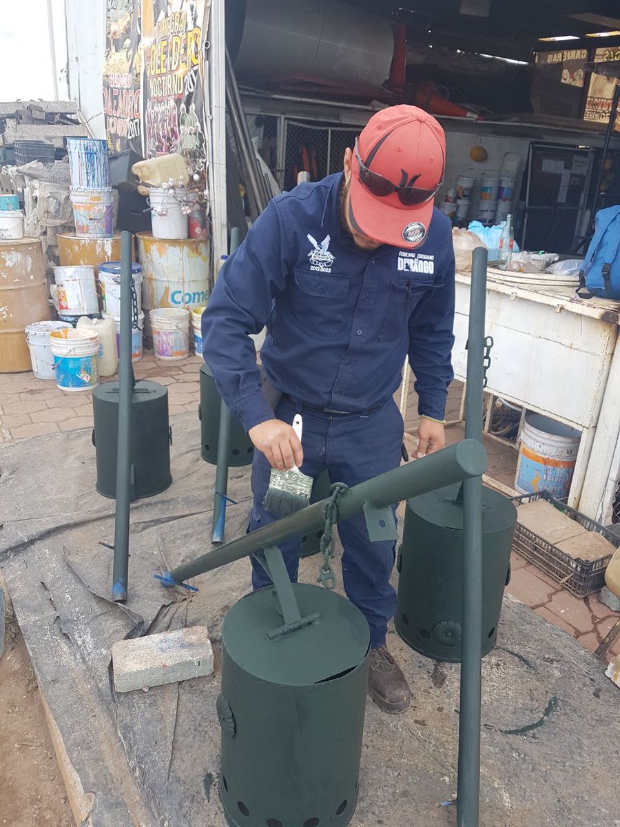 spublicos_dgo's tweet photo. Rehabilitación y pintura de cinco cestos papeleros coloniales para ser instalados en Jardín San Antonio. https://t.co/3KNcmDmqRb
