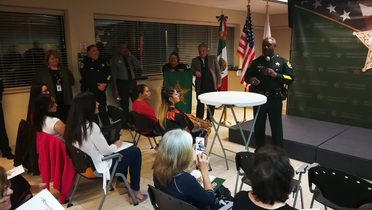 ConsulMexOrl's tweet photo. El Sheriff de Orange, Jerry Demings; el Undersheriff, Rey Rivero y el Cónsul Juan Sabines convivieron con la comunidad mexicana e hispana que participa en la #AcademiaHispanadelSheriff en su 3a edición #ProtecciónConsular https://t.co/UjdbIFZpVg