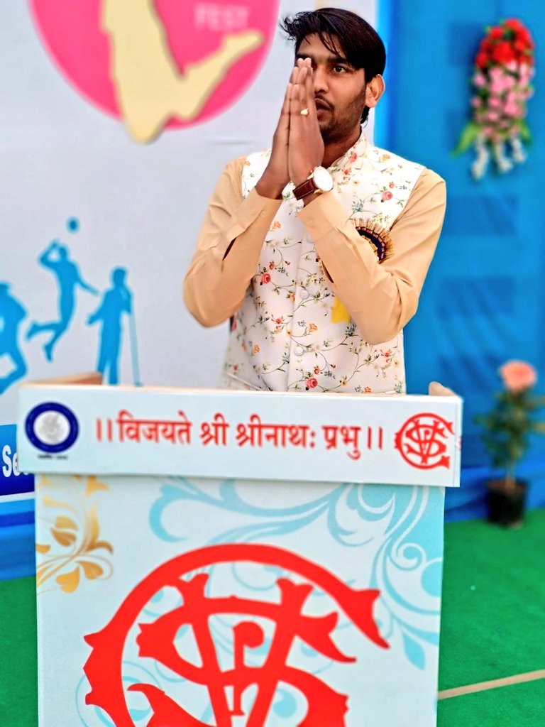 mudit_gujrati's tweet photo. *मैं हर किसी के लिए अपने आपको अच्छा साबित नहीं कर सकता*
*लेकिन मैं उनके लिए बेहतरीन हूँ जो मुझे समझते हैं।* 
*इंसान खुद की नजर में सही होना चाहिए,*
 *बाकी दुनिया तो भगवान् से भी दुखी है।*

          * छात्र हित सर्वोपरि*
               मुदित गुजराती 
                  छात्र नेता https://t.co/0B9BmoI6qW