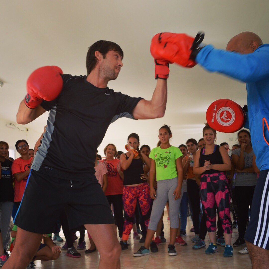 EmanuelSierraOk's tweet photo. Esta tarde visitamos la escuela de box femenino que funciona en el C.I.C. de Limache, en donde asisten a clases aproximadamente 80 mujeres.
Felicidades al profesor Jorge Salas por el gran trabajo que realiza.
#SaenzGestion @PrensaGSaenz @GustavoSaenzOK @GuadaColqueOK @nsuppa https://t.co/NL7EjyQD9X