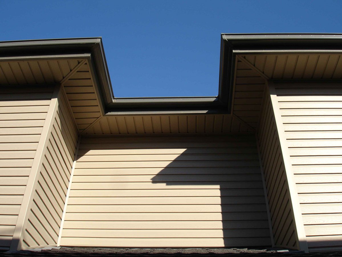 VCPvictoria's tweet photo. Roof gables and eaves are very tricky to install. This is an installation we did recently. Good workmanship. The finished product looks great. #eaves #vinylcladding https://t.co/5EDZuYKFFy