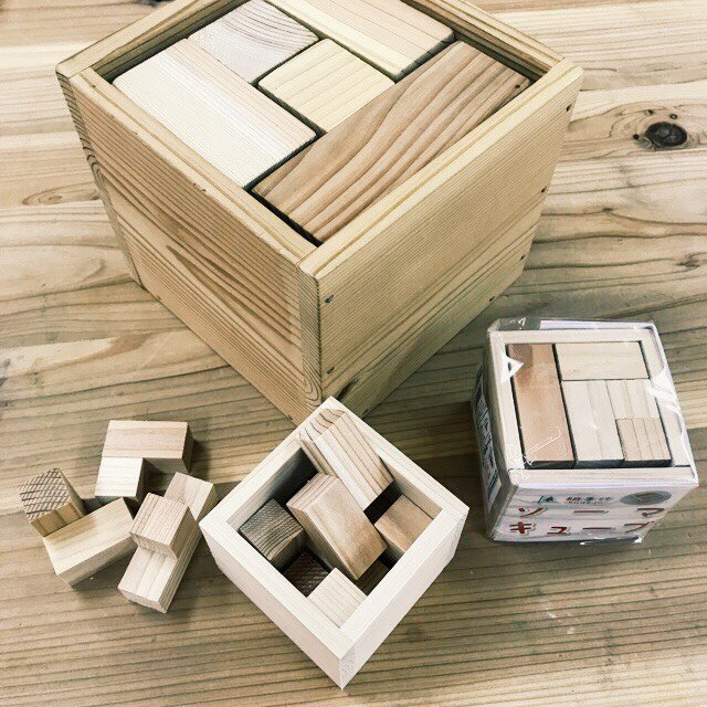 Npo法人賀露おやじの会 Su Twitter ソーマキューブは木箱への箱詰めパズルです 犬や 椅子にもなります デンマークの 数学者ピート ハインが1936年に発表して以来 人々を夢中にさせてきたソーマキューブ ソーマの由来は 飲むと夢心地のになる伝説の薬だそうです