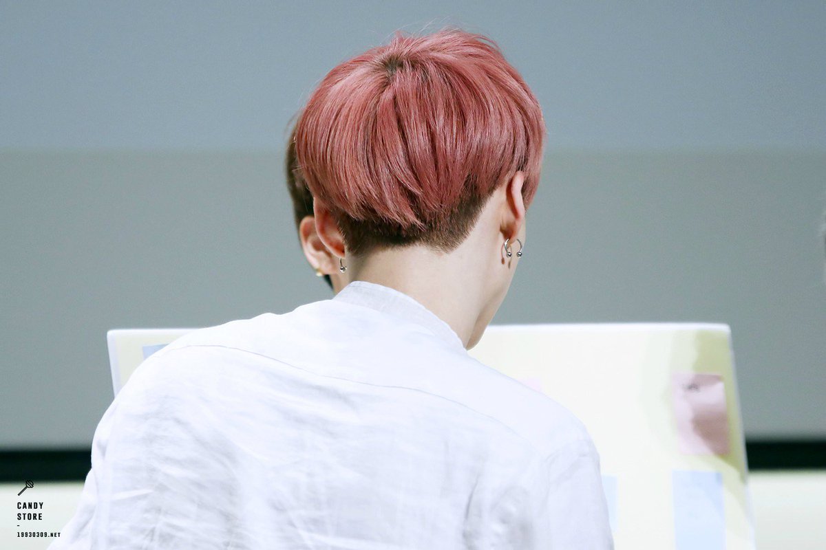 archivesyoongi's tweet photo. yoongi's broad back appreciation https://t.co/Iz6WiiztB3