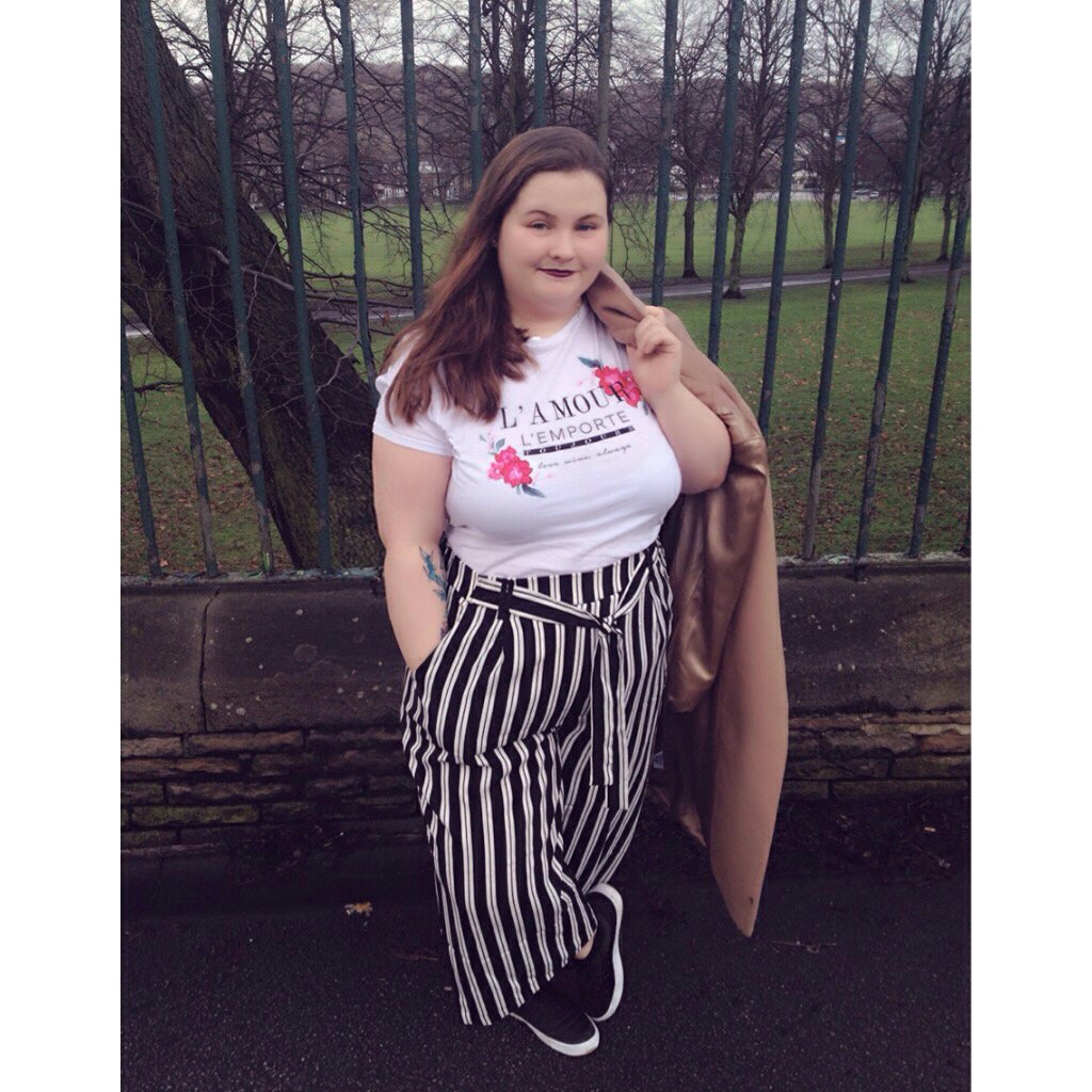 HugablePanda's tweet image. The black magic on Mulholland Drive
Swimming pools under desert skies
Drinking white wine in the blushing light
Just another LA Devotee❤️