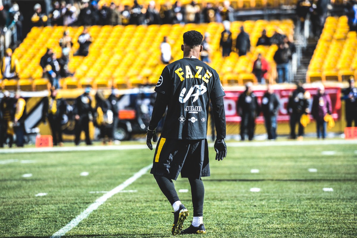 FaZeClan's tweet photo. It's the Final Day to purchase @TeamJuJu's custom "ON FIELD TEAM KIT"! 🏈⏰

Shop it here:
🛒https://t.co/5Qhu6FVfAV https://t.co/GKHkfHRhNJ