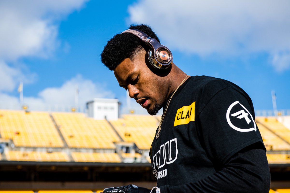 FaZeClan's tweet photo. It's the Final Day to purchase @TeamJuJu's custom "ON FIELD TEAM KIT"! 🏈⏰

Shop it here:
🛒https://t.co/5Qhu6FVfAV https://t.co/GKHkfHRhNJ
