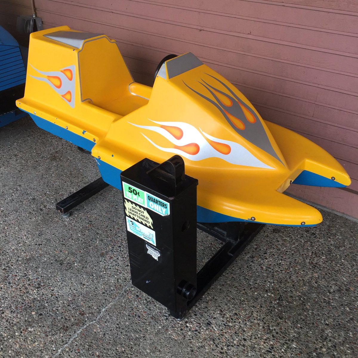 アメリカにも乗り物のコイン式電動遊具ありました！コンボイ、戦闘機、ボート！？