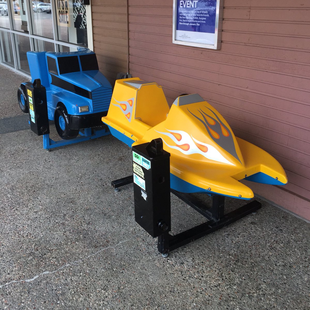 アメリカにも乗り物のコイン式電動遊具ありました！コンボイ、戦闘機、ボート！？