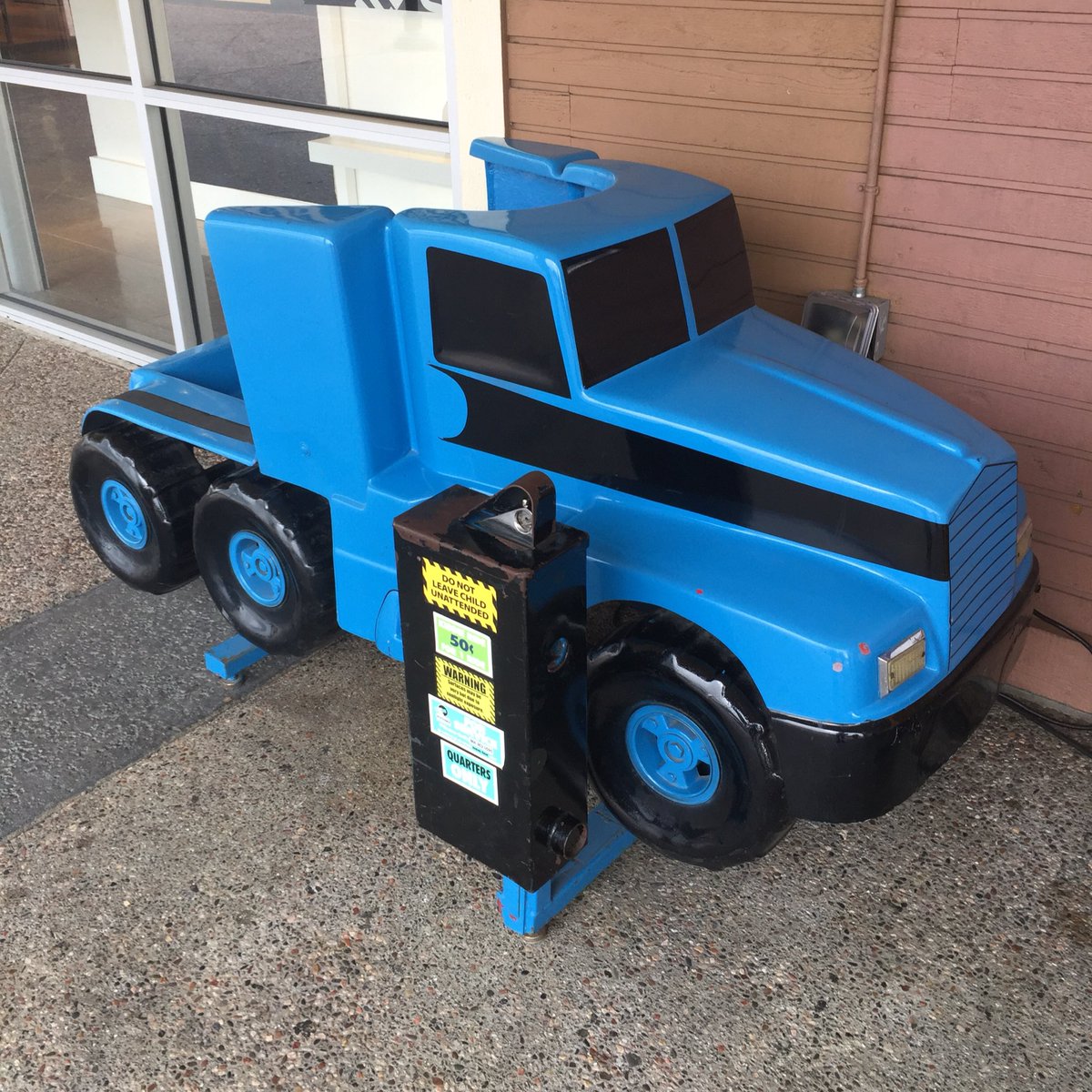 アメリカにも乗り物のコイン式電動遊具ありました！コンボイ、戦闘機、ボート！？