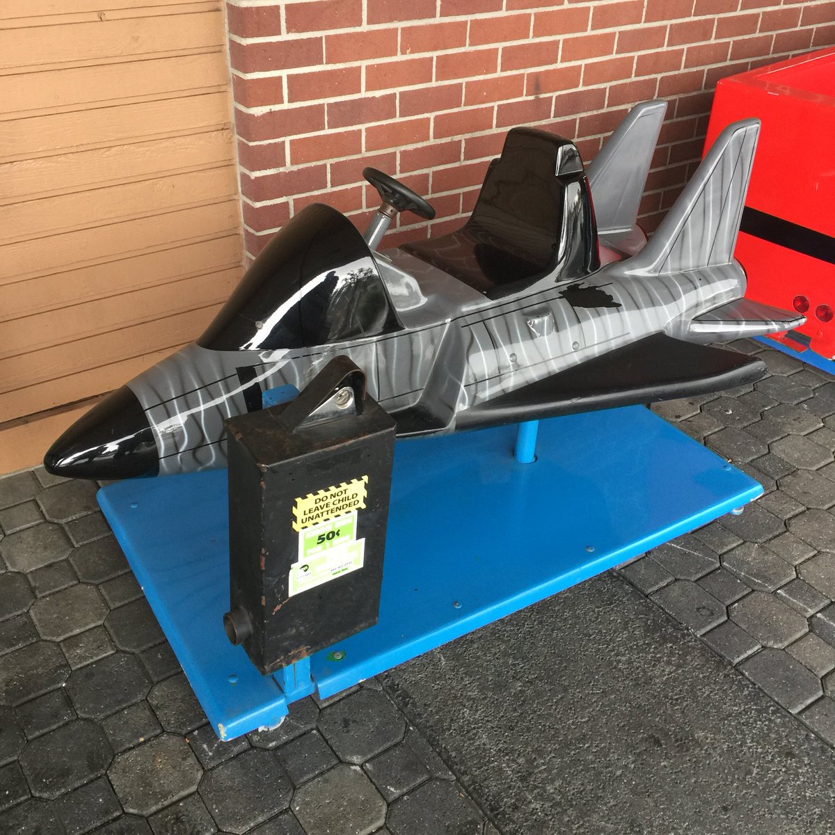 アメリカにも乗り物のコイン式電動遊具ありました！コンボイ、戦闘機、ボート！？