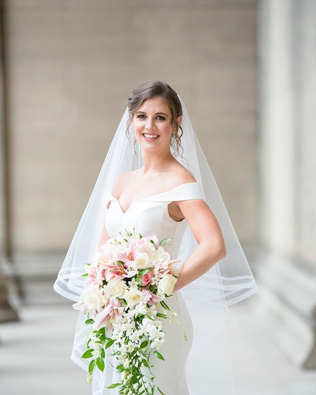 schneiderbrides's tweet photo. Colleen was stunning on her wedding day and her lily waterfall bouquet was absolutely perfect. https://t.co/O9TQeDZF3K