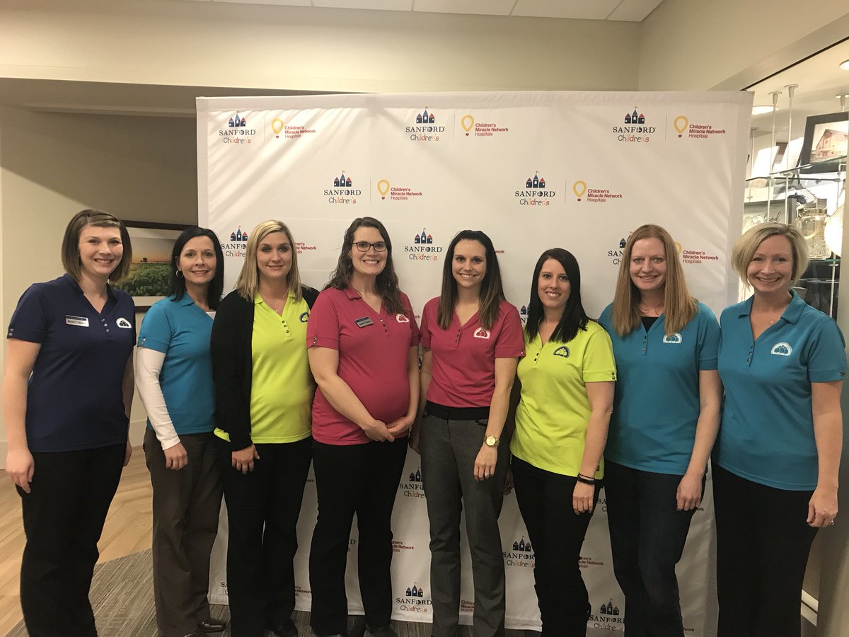 sarbarnup13's tweet photo. Had a blast taking phone calls for @SanfordHealth Children’s Hospital.  Be a miracle maker today!  @gobellbanks #CFK18 #caresforkids #miraclemaker https://t.co/bC0uu1wL5A