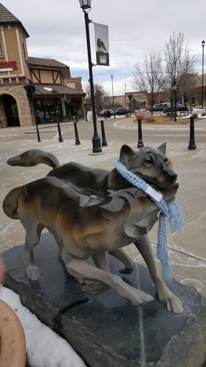 Fives_OW's tweet photo. Walking home from lunch, i ran into a random act of kindness. It looked hand knitted and the card says, "Im not lost! If you're cold, please wear me!"
Not sure if its related to my home city's #Kindflash but its very cool none the less. https://t.co/P8GzvrMTEy