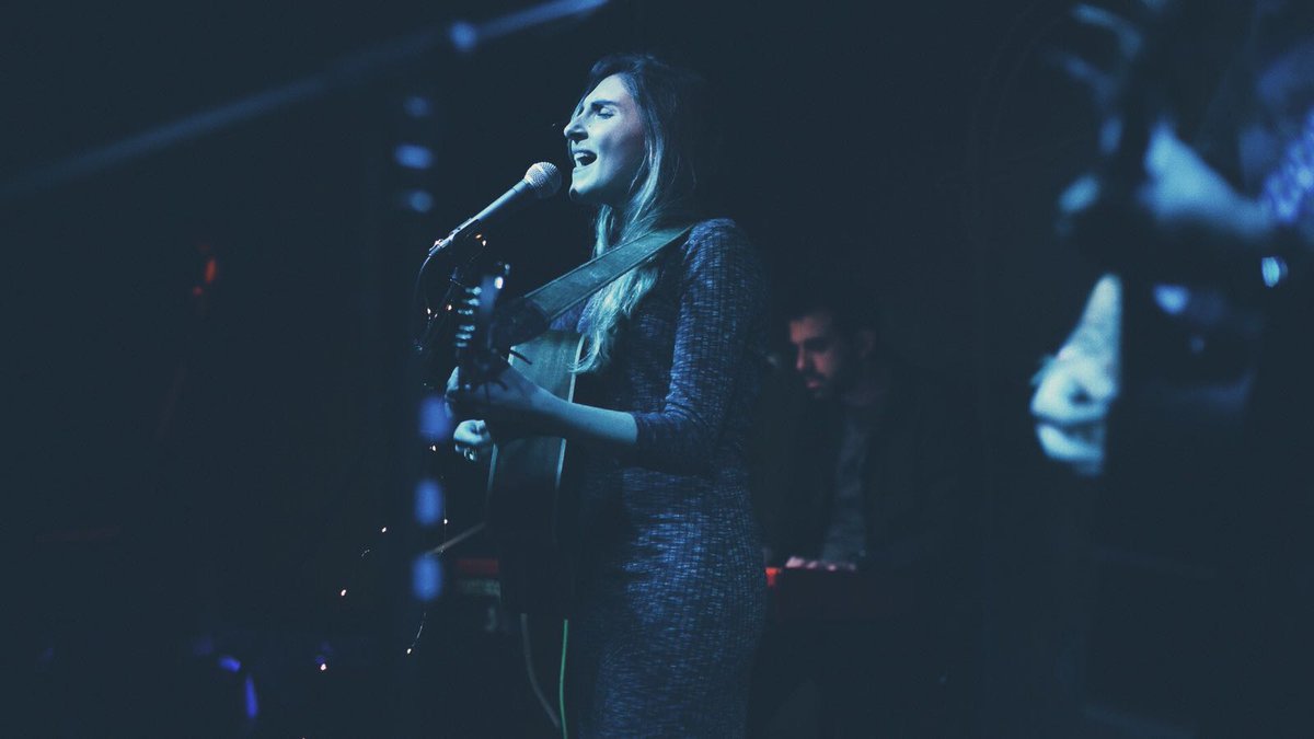 🔴 <a href="/CarlotaMad_/">Carlota Mad</a> brillando esta noche sobre el escenario de <a href="/AliveMusicBar/">Alive Music!</a>.