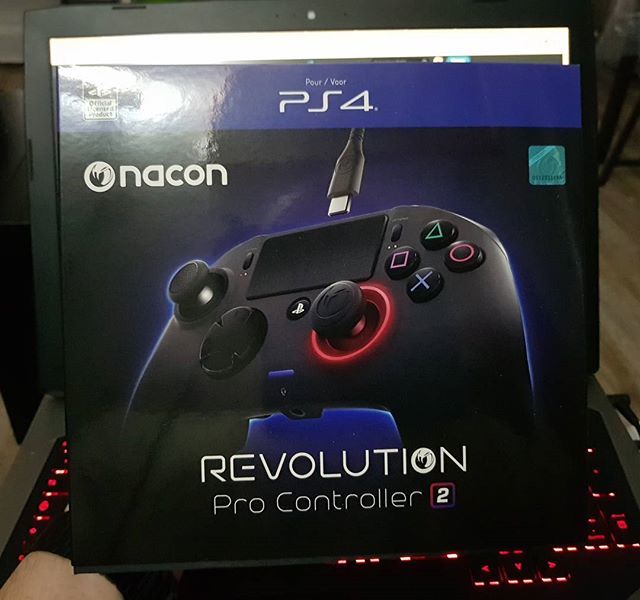 Lonely_GamerZ's tweet image. Avant hier, j&apos;ai été chercher ça à la poste ! 😋 Je l&apos;ai eu gratos car je l&apos;ai gagné lors des concours de Noël hihi 😁😋 Merci @Shadow_France pour ce cadeau 😊
#Nacon #RevolutionProController2 #ManettePro #PS4 #BigBenInteractive ift.tt/2naRBMK