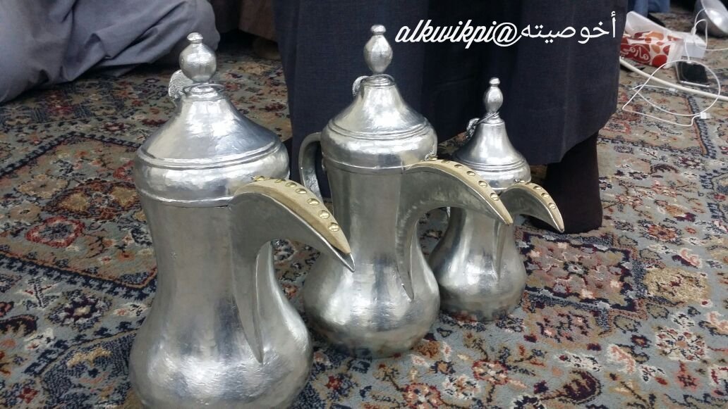 alkwikpi's tweet photo. #الموروث_الشعبي 
#الرولة
#القهوة 

بَغْدَادِيات..

بعد أكثر من قرن من الزمن الكويكبي مازال يشرب منها قهوته كل صباح في القريات.

وقَّاف بن شِيْحَان بن مُقِيْت الخويطر من الكواكبة من قبيلة الرولة.
إشتراها والده في زمن الأمير النوري بن هزاع الشعلان من بلدة الرطبة بالعراق. https://t.co/go9yMQBcfH
