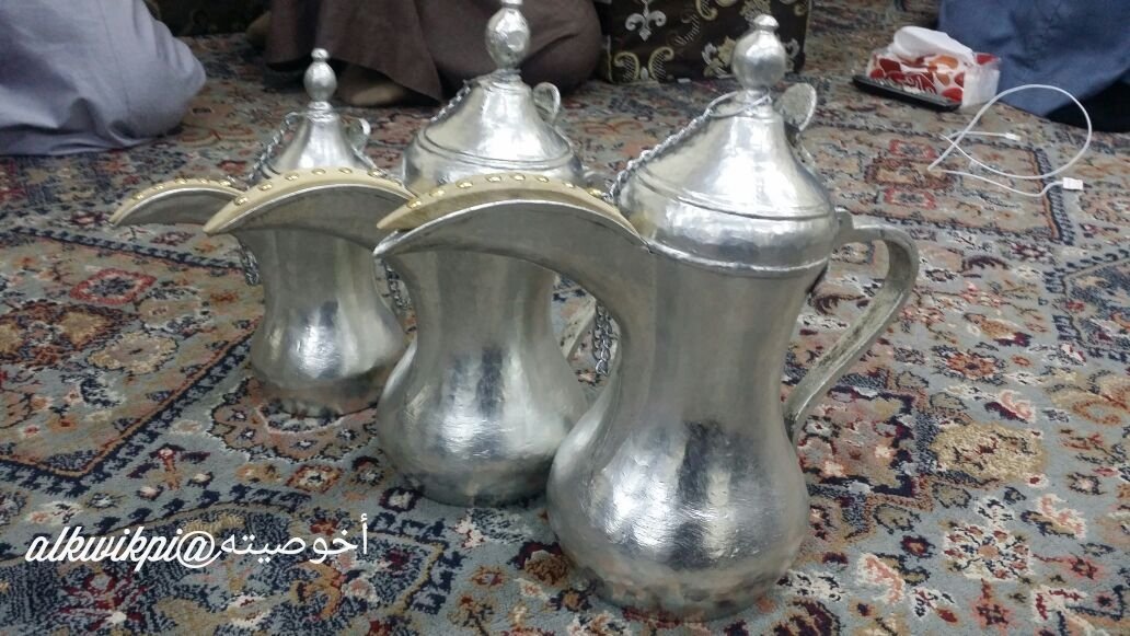alkwikpi's tweet photo. #الموروث_الشعبي 
#الرولة
#القهوة 

بَغْدَادِيات..

بعد أكثر من قرن من الزمن الكويكبي مازال يشرب منها قهوته كل صباح في القريات.

وقَّاف بن شِيْحَان بن مُقِيْت الخويطر من الكواكبة من قبيلة الرولة.
إشتراها والده في زمن الأمير النوري بن هزاع الشعلان من بلدة الرطبة بالعراق. https://t.co/go9yMQBcfH