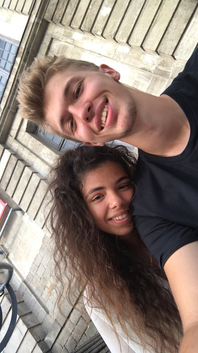 GauthierQueva's tweet photo. 1 an que je suis avec ma copine et jpeux vous dire qu’elle m’a tjrs rien volé sauf mon cœur 🙄 https://t.co/I5wlSidBnl
