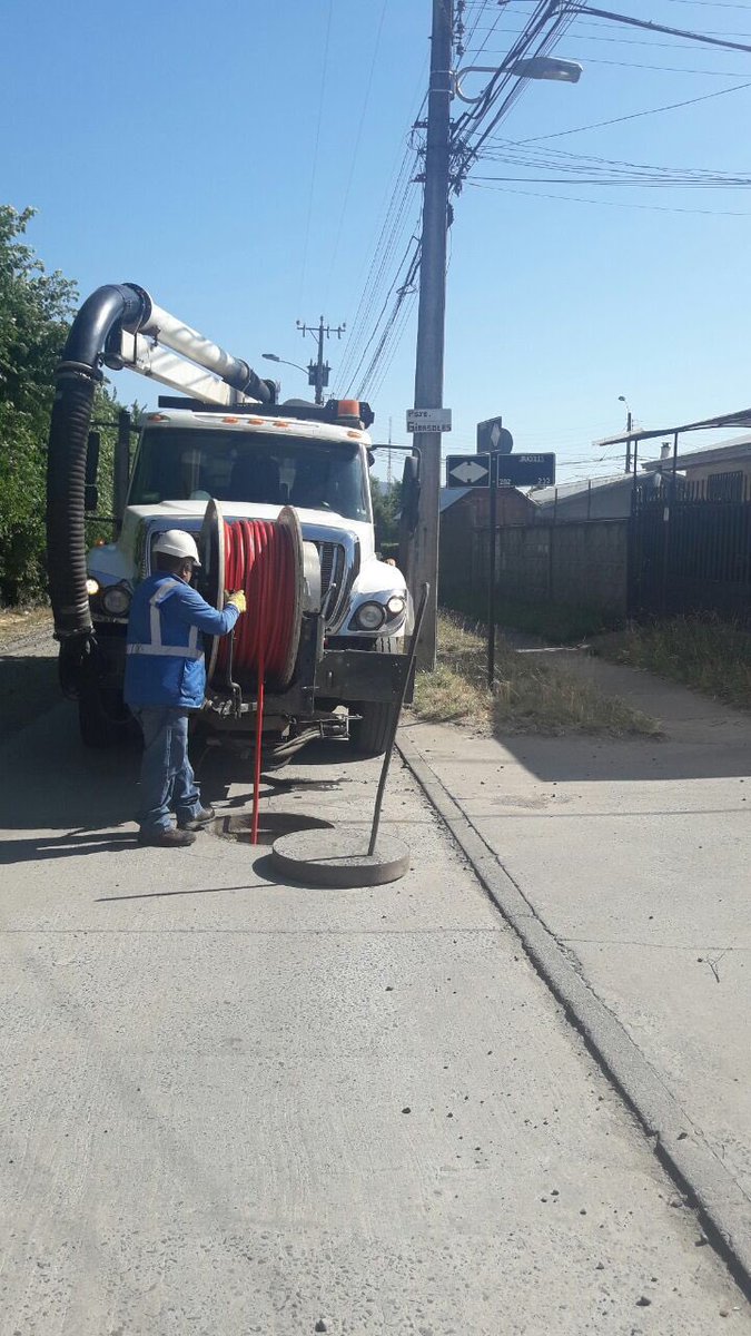#Angol, trabajando en mantenimiento preventivo de alcantarillado calles Israel Roa con Girasoles #estoesporti